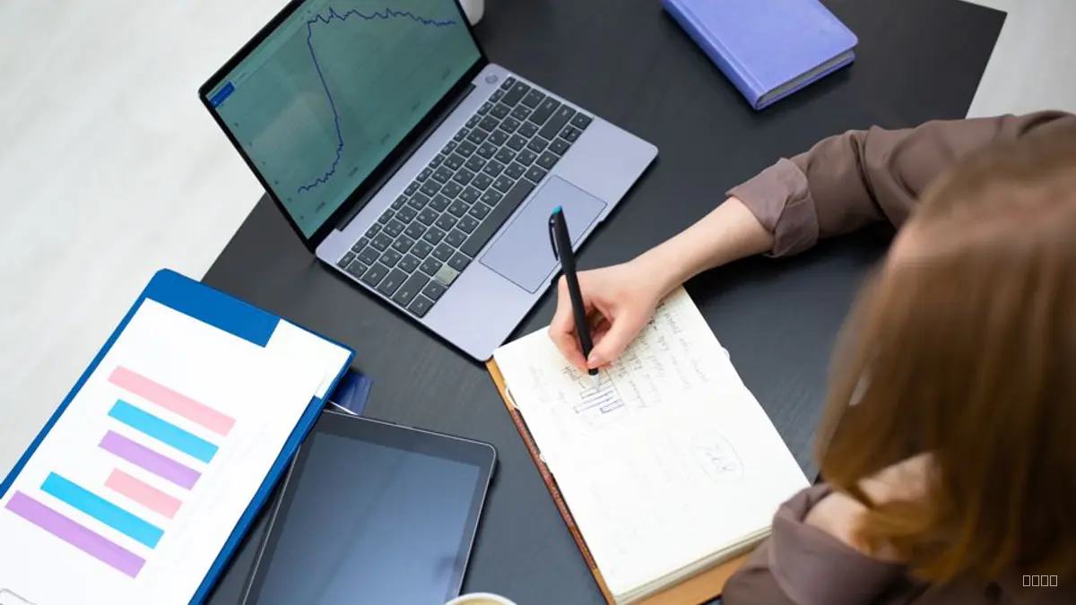 Substack Newsletter vs Selling Online Courses for Solo Founders