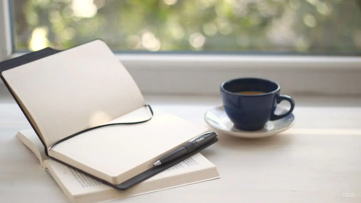 substack newsletter vs selling online courses for solo founders in detail